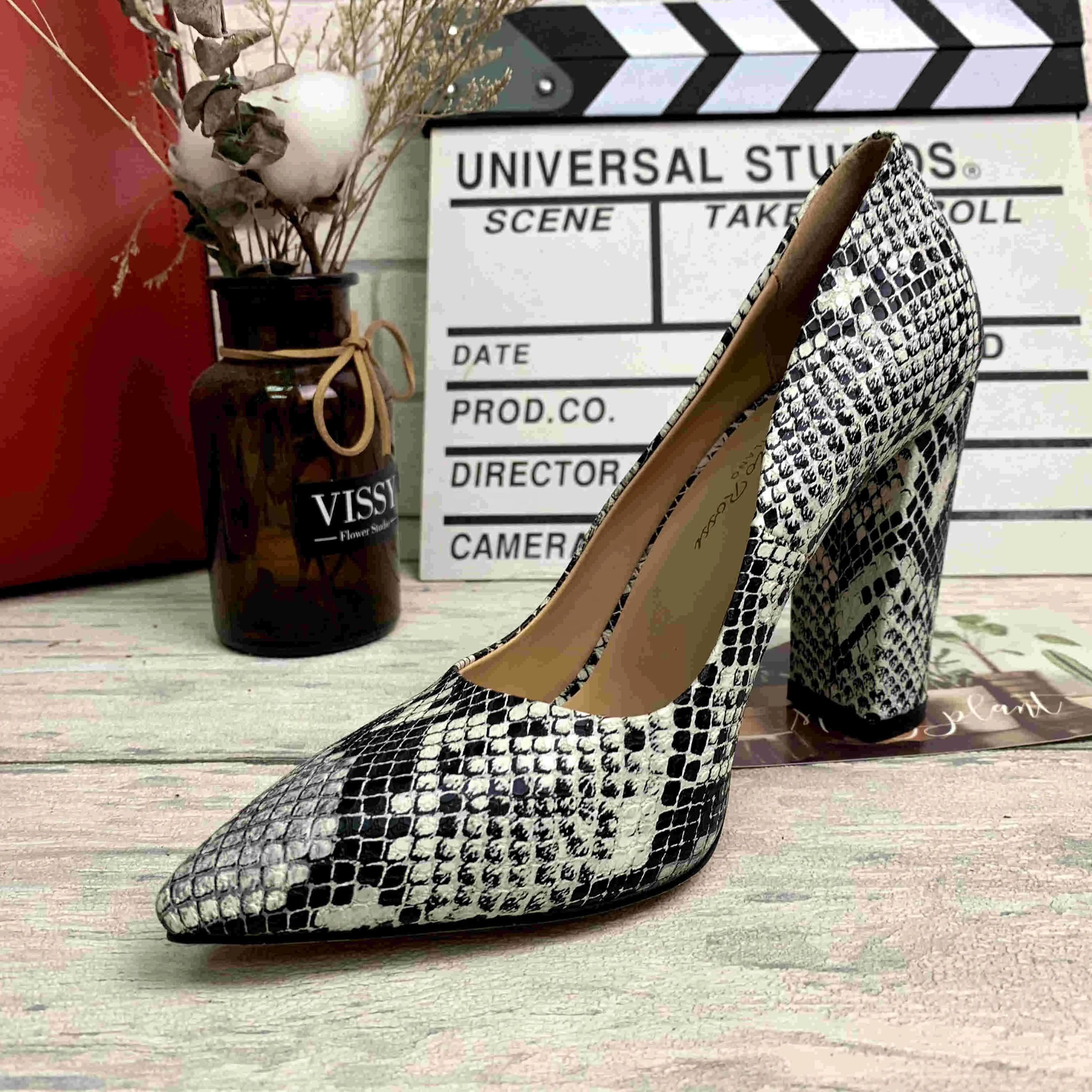 

Spring new snake pattern shallow mouth pointed thick high heel women's shoes trend in Europe and America large size wholesale, Black