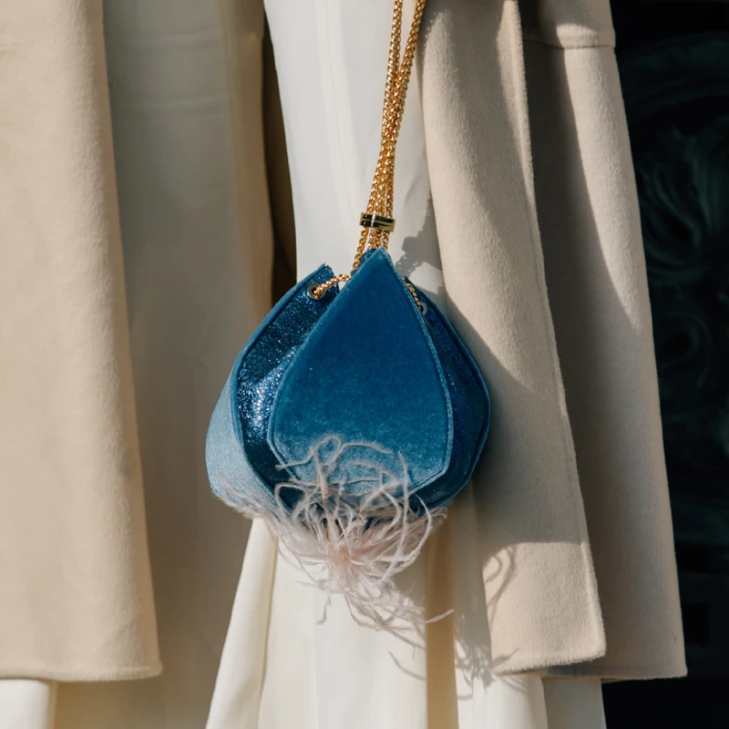 

Lantern bud Color matching drawstring velvet hand bag with tassel