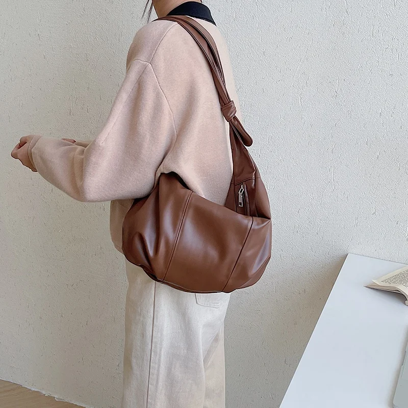 

New women's solid color pleated shoulder bag fashion large capacity skew cross bag soft creative design dumpling bag