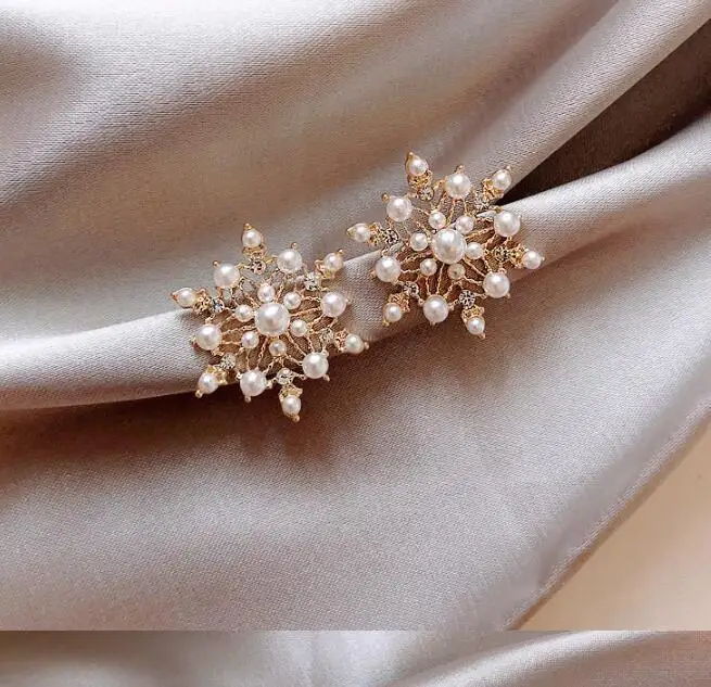 

S925 silver needle female new stylish temperament personality pearl zircon snowflake elegant earrings, As the picture shows