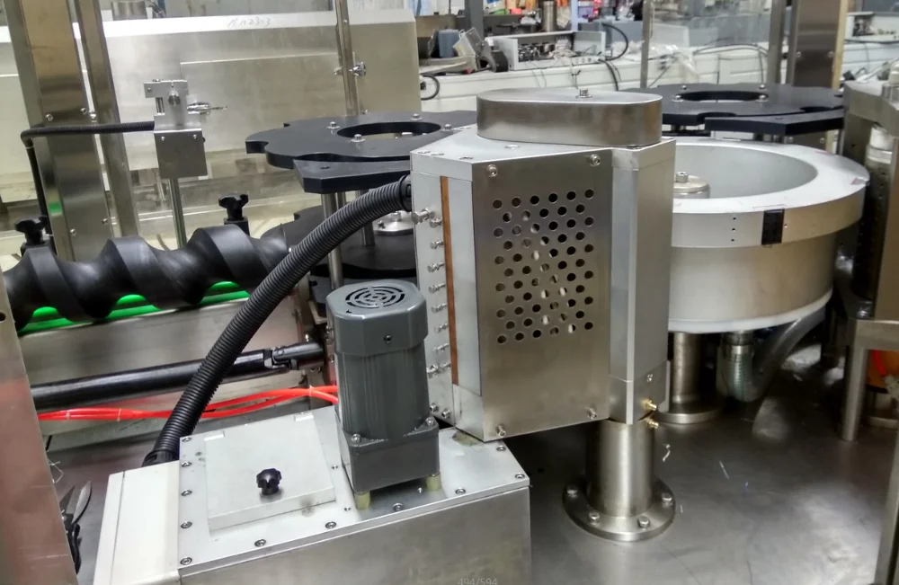 
OPP/BOPP Labeling machine hot melt glue self adhesive stickers for mineral bottled water plastic round bottles 