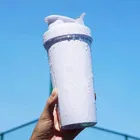 カスタムロゴジムプロテインシェーカーボトル水スケールカッププラスチックパウダーシェーカースポーツウォーターボトル600mlミキサーボール