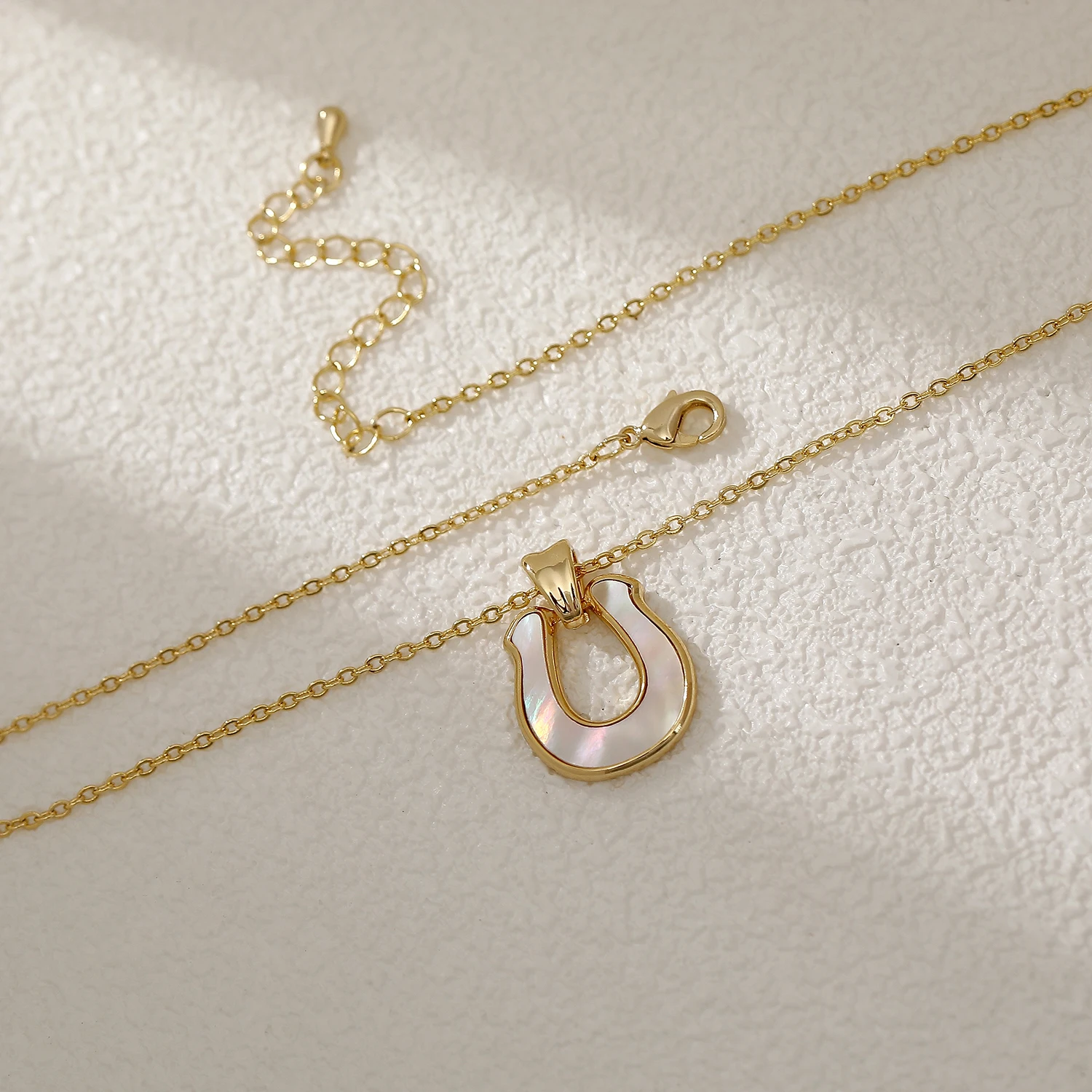 

Hyacinth Exquisite Decent Clavicle Chain U-shaped Geometric Shell Pendant Chain Necklace
