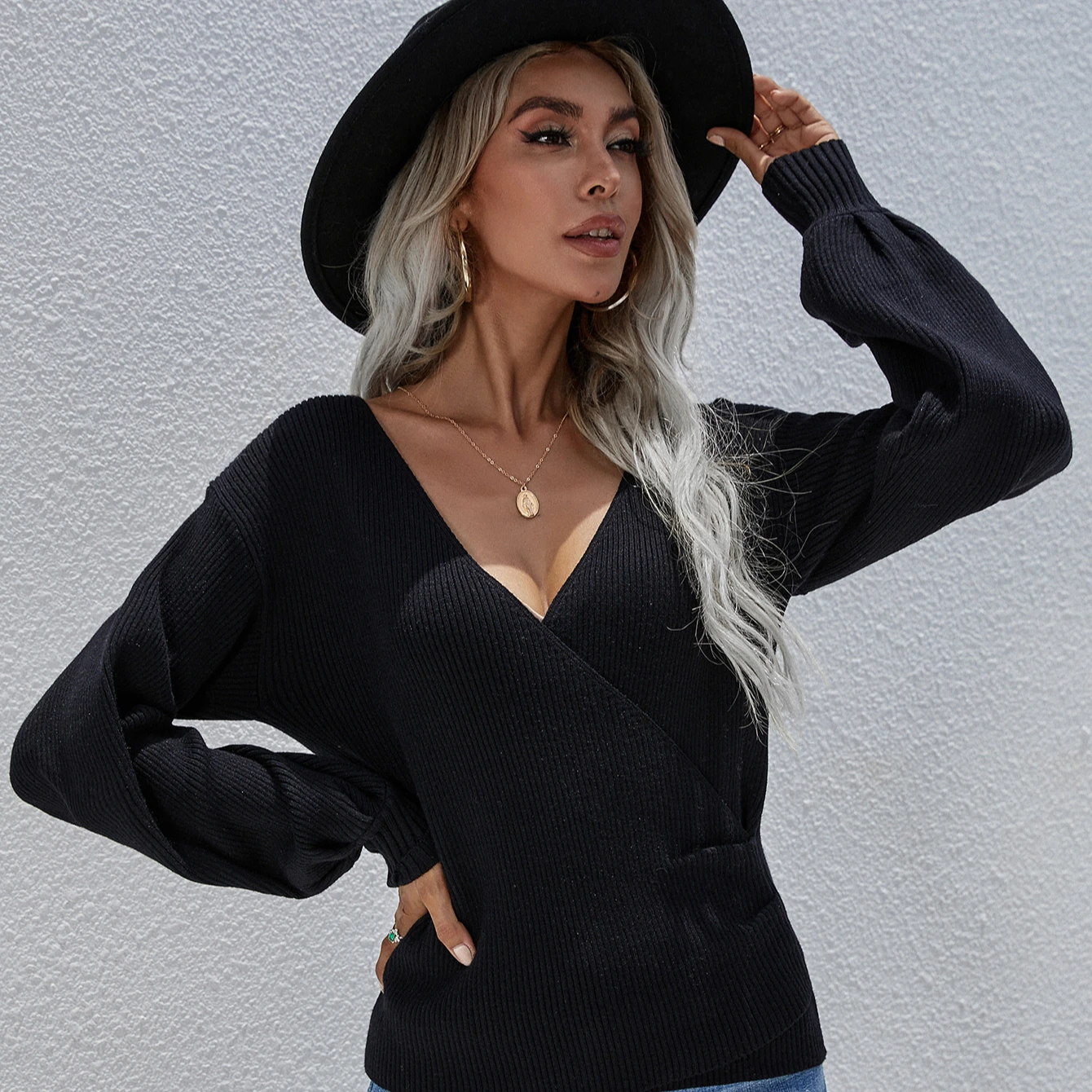 

2021 European American Temperament Commuter Pullover Loose Autumn Winter Cross V-neck Solid Color Sweater Women