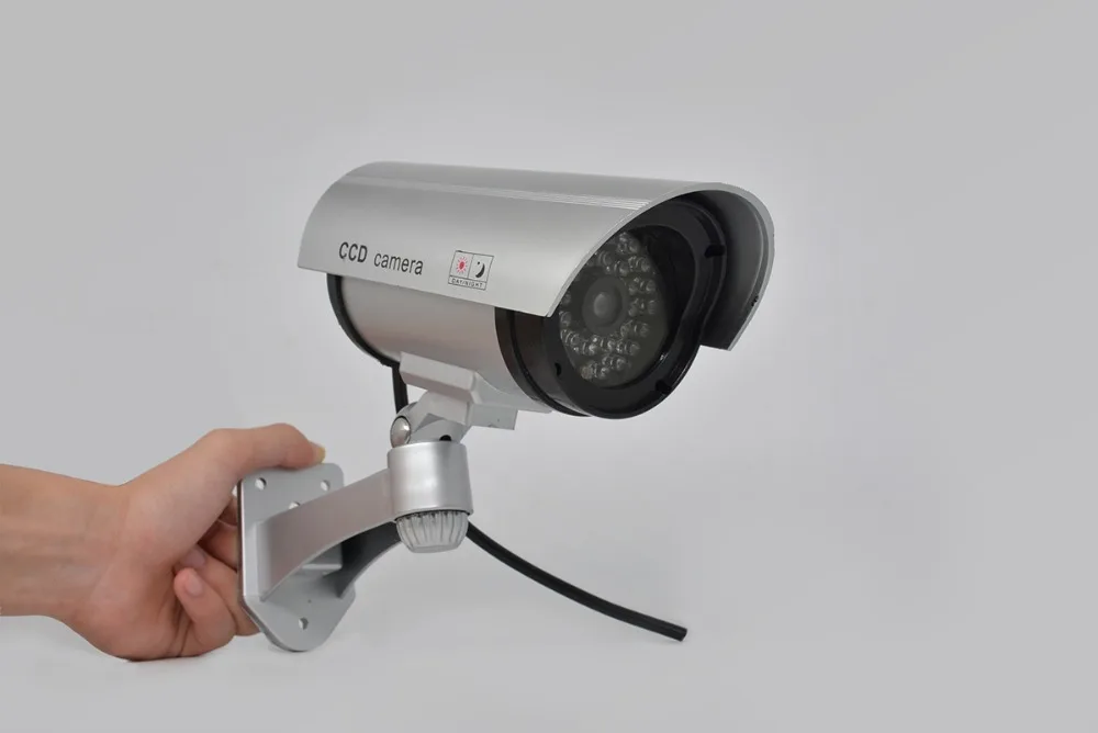 Les fausses cameras solaires CCTV factice Camera securite etanche avec Lumi W9L6 