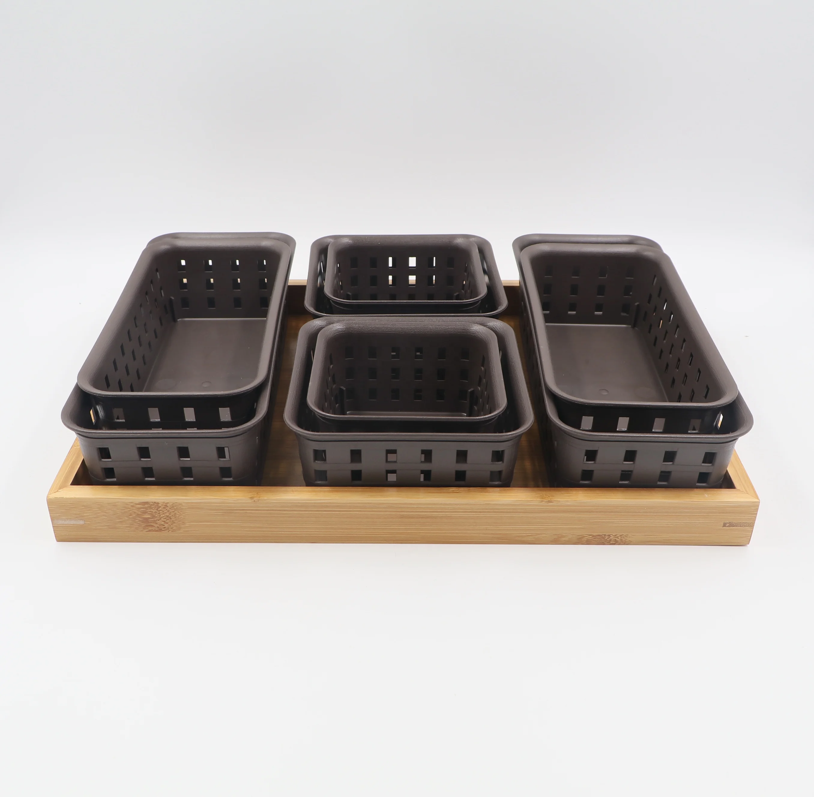 
The eight-piece plastic basket BPA free made of PP comes with a bamboo tray for home or office 