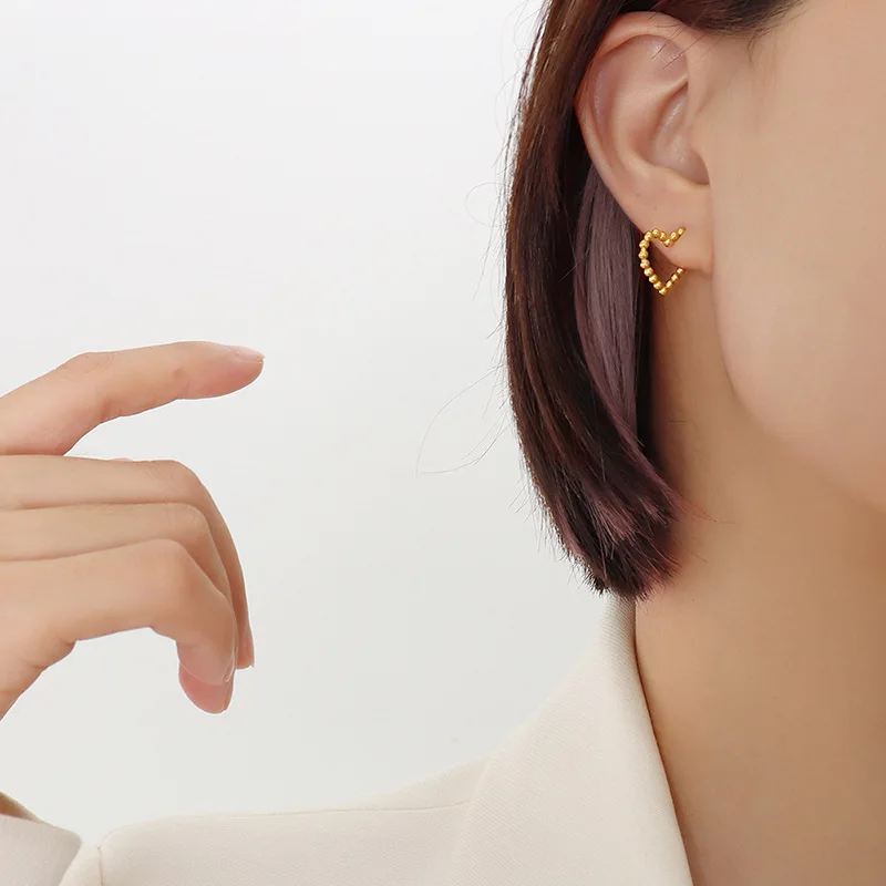 

Wholesale Trendy Jewelry 18K PVD Gold Plated Stainless Steel Beaded Heart Stud Earring Irregular Heart-Shaped Geometric Earring