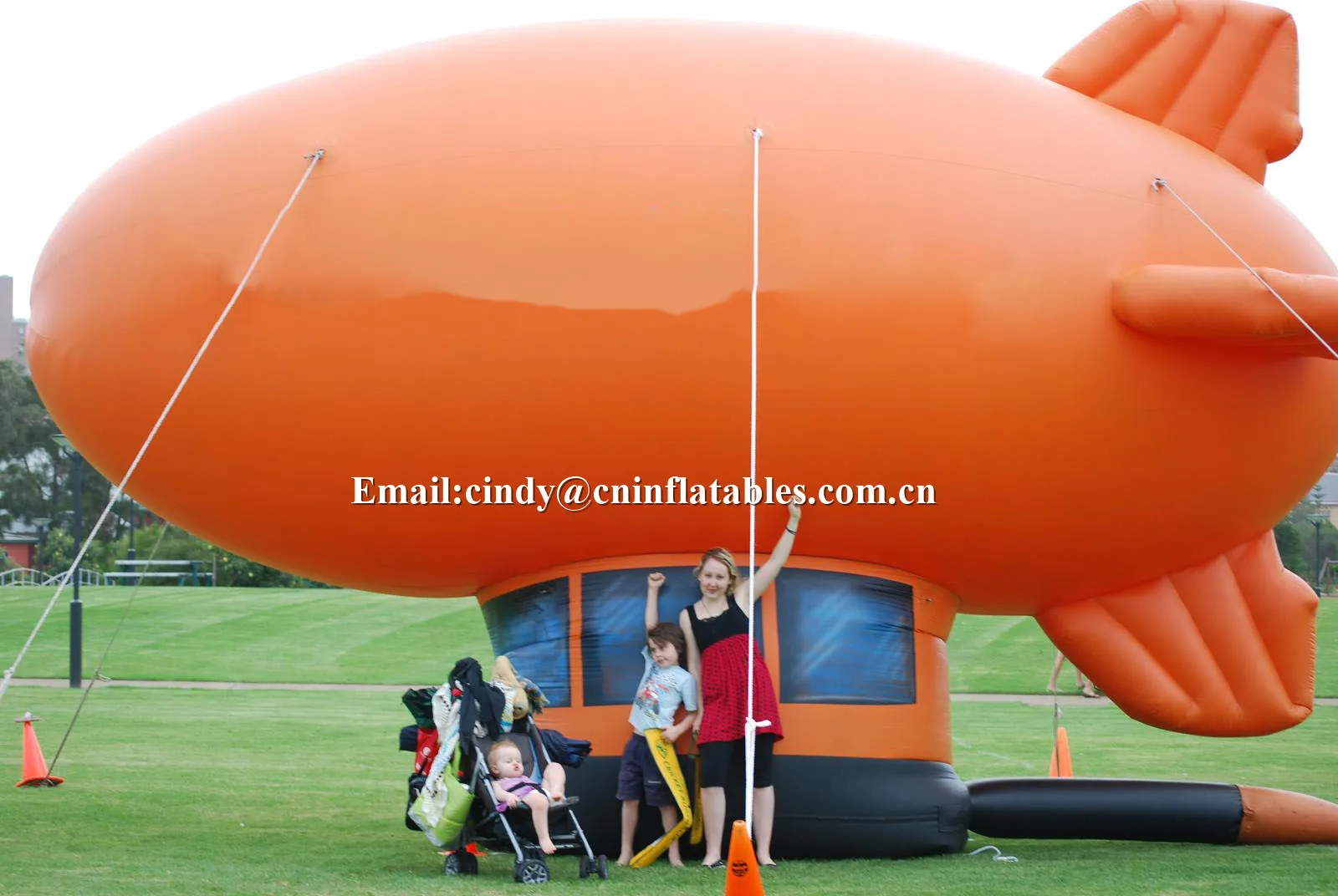 大型充气 blimp 广告充气飞艇与定制标志