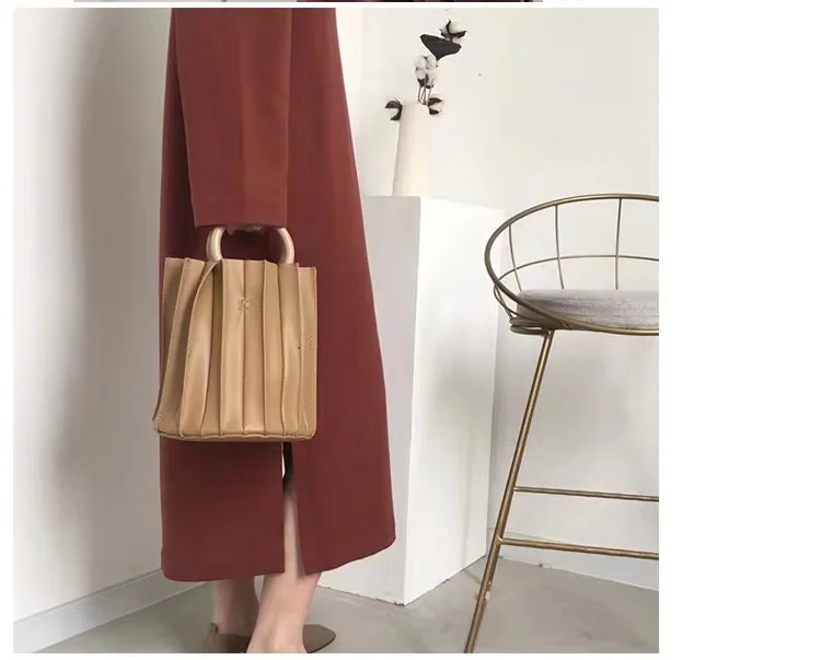 

2021 Fashion New niche three-dimensional pleated wooden ring bucket shape woman bags Leisure Elegant Female Handbag