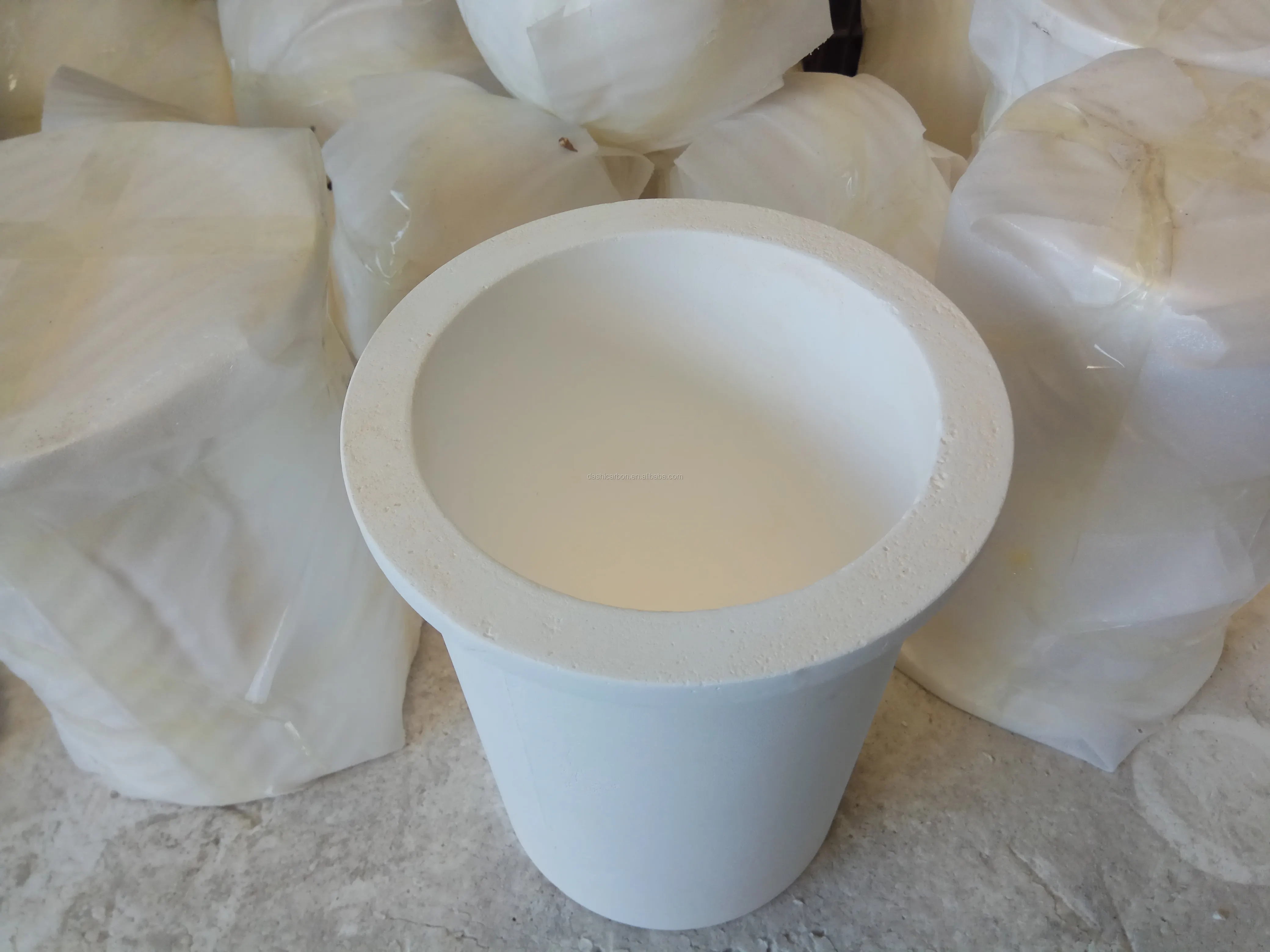 陶瓷坩埚套筒与石墨坩埚相匹配,用于熔化金,银