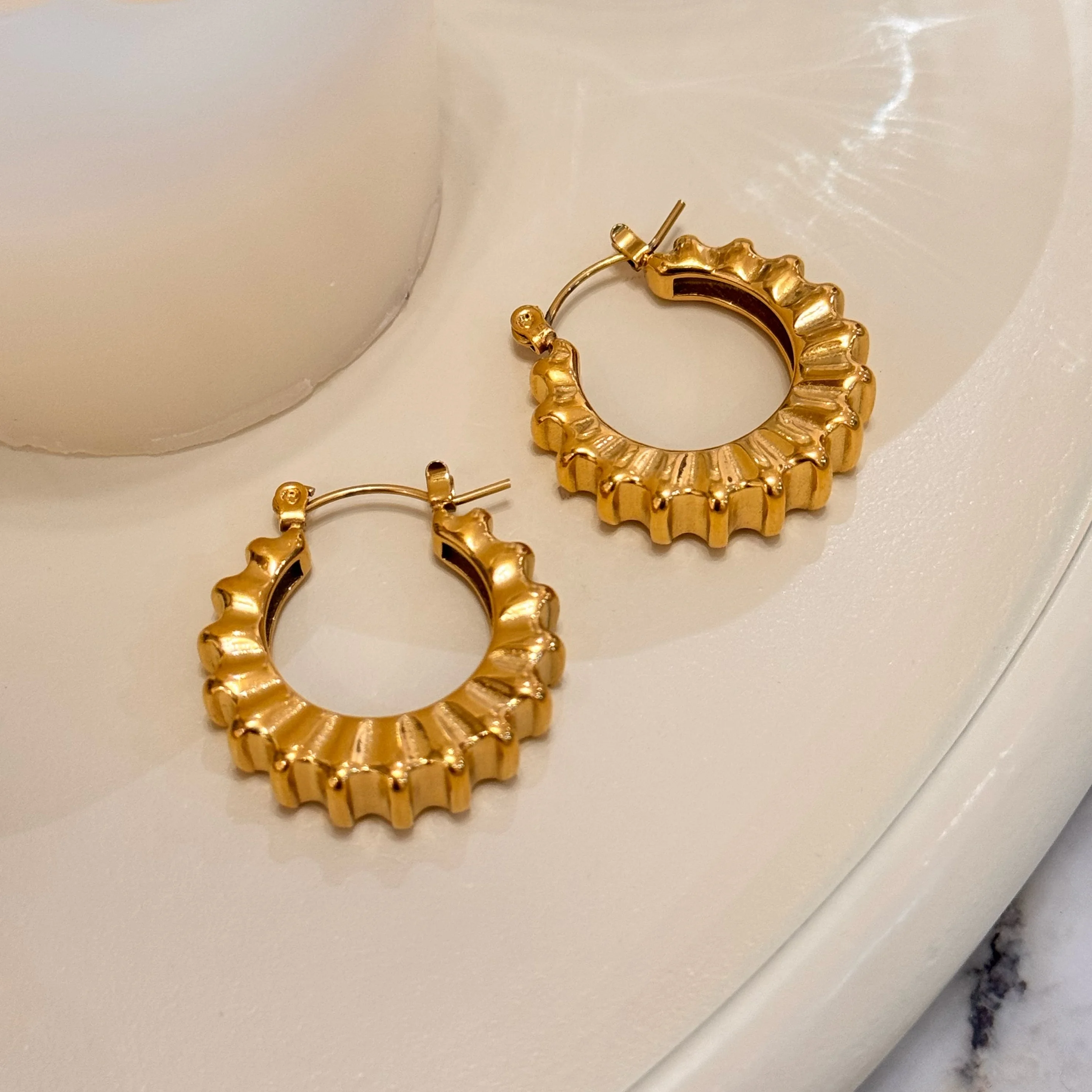 

Dazan New Hot 18k Gold Plated Hypoallergenic Stainless Steel Super Shine Vintage Gear Ootd Dainty Earrings Valentines Gift