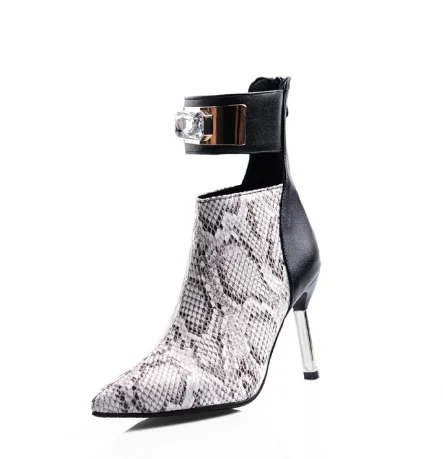 

2020 Women Pointed Toe Belt Buckle Serpentine Pattern PU Leather Ankle Boots Cut Out Chunky Heel Gladiator Plus Size Women boot