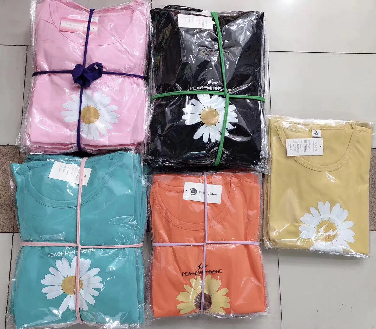

Mix color mix deisgn Women Medium Length Daisy T-Shirt Stock for Summer