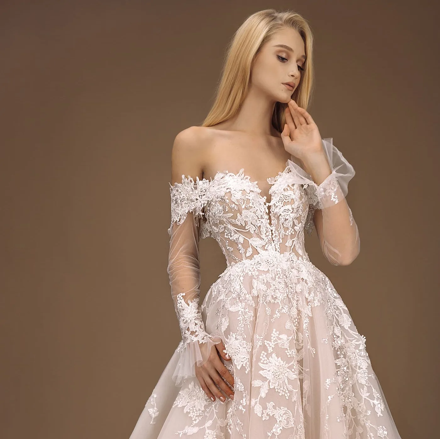

2020 Latest Elegant Lace Ball Gown Wedding Gown Wedding Dress with Off Shoulder and Lace Sleeve Bridal Gown, As customer's require
