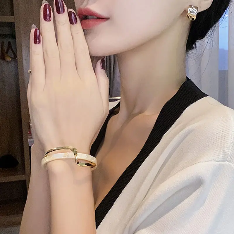 

High quality women's fashion light white shellfish plate bracelet bent bracelet luxury fashion accessories gift for lady girls, As pictures