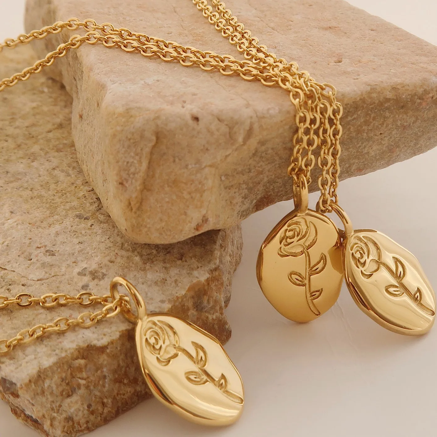 

Romantic Gold Plated Stainless Steel Rose Pendant Necklace Irregular Oval Shape Coin Disc Stainless Steel Flower Necklace