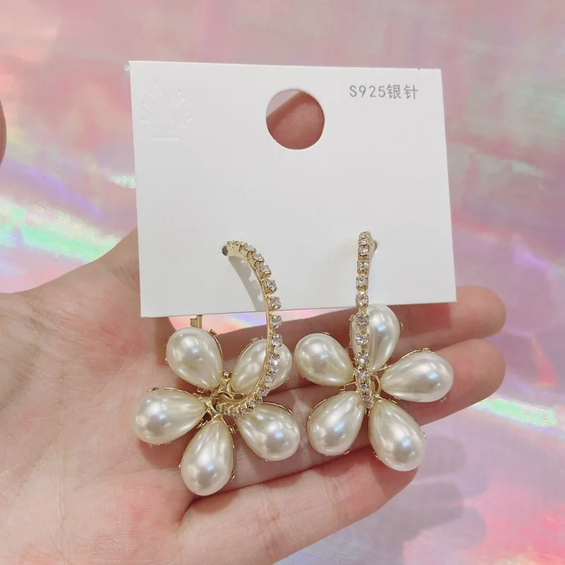 

Fashion Korean Elegant Crystal Pearl Flower Drop Earrings Rhinestone Circle Hoop Pearl Flower Earring For Party