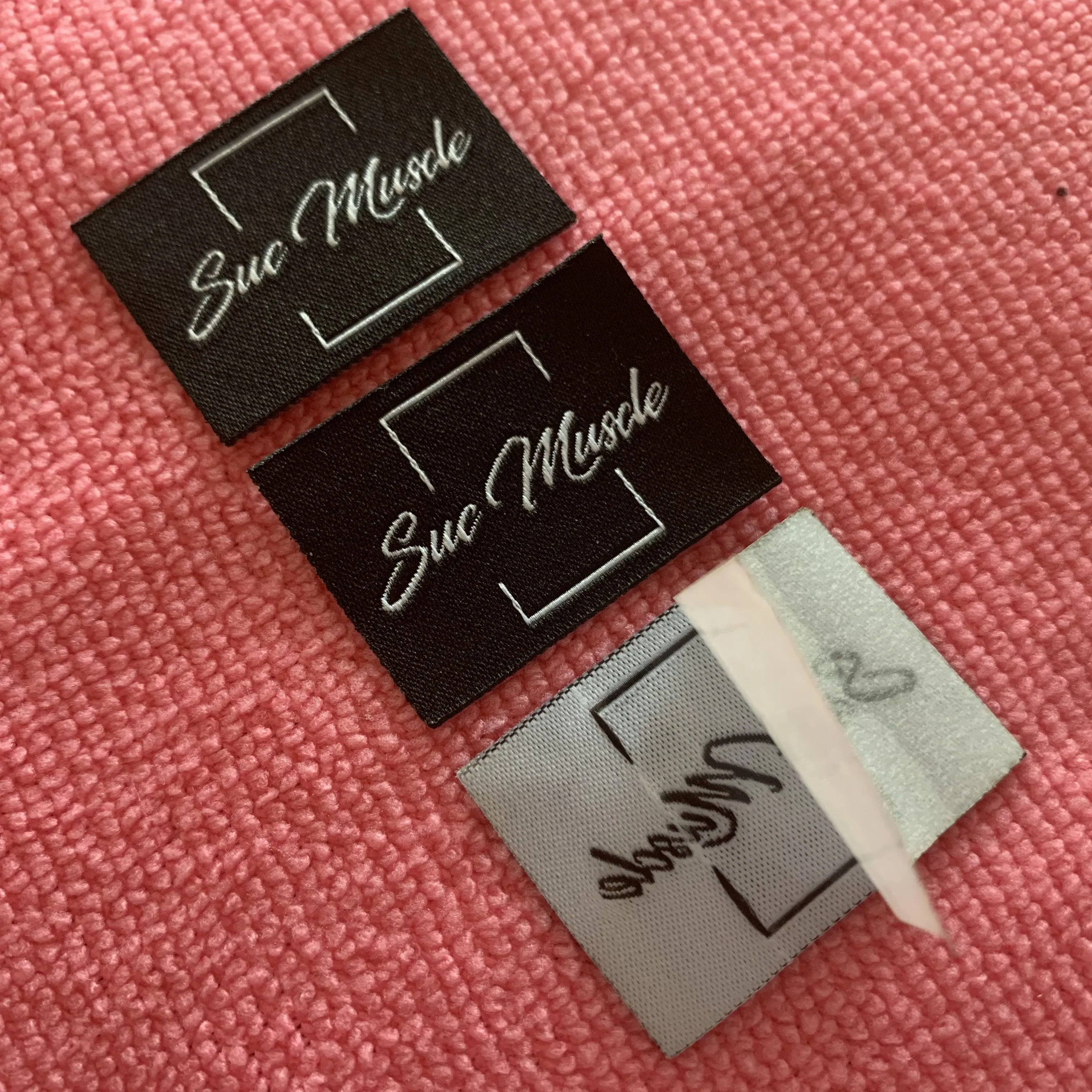 Strong Glue Brand Name Woven Iron on Labelneat Border Adhesive Clothing Label for Shirt