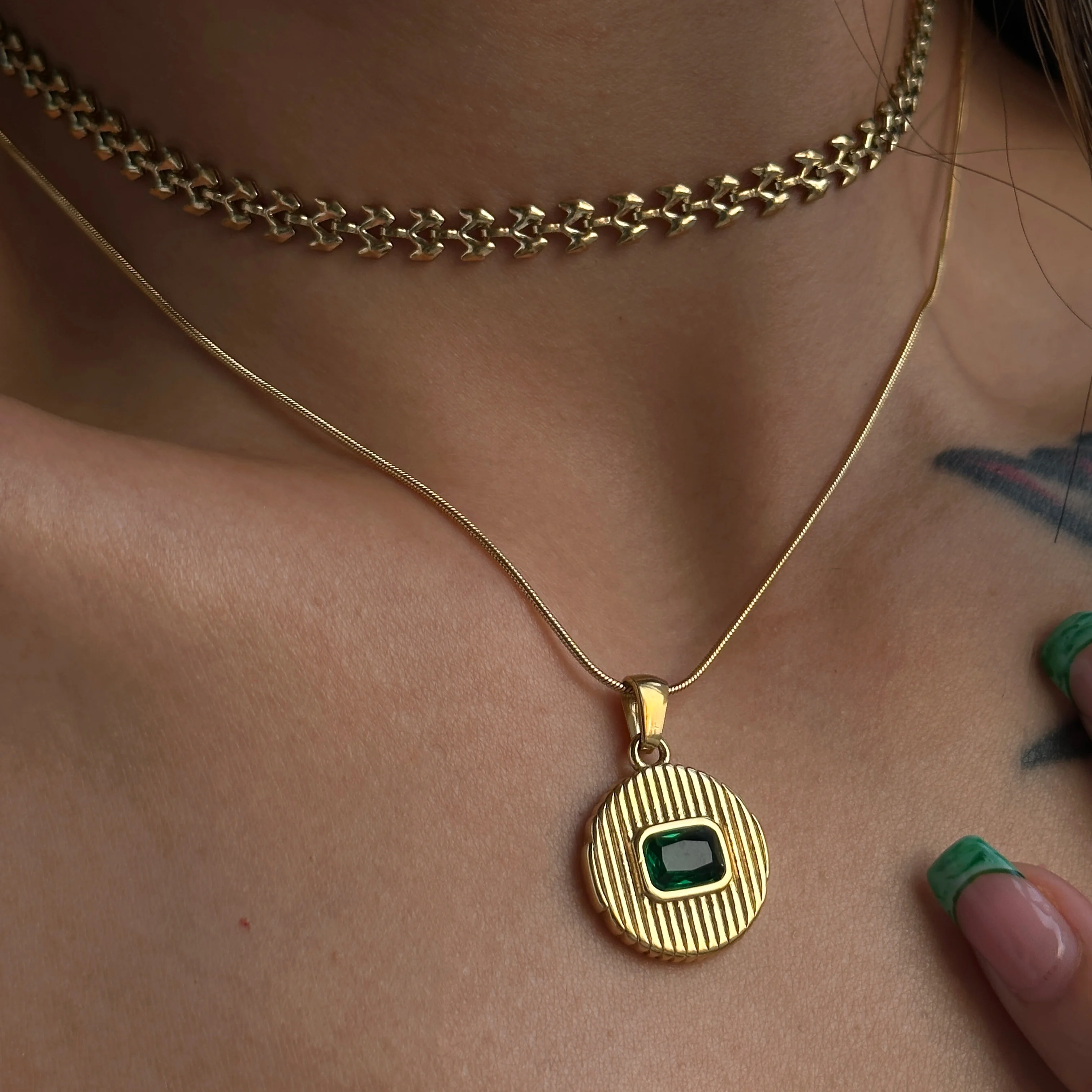 

2023 Dazan New 18k Gold Plated Tarnish Free Stainless Steel Embossed Emerald Zircon Coin Pendant Snake Chain Necklace For Women