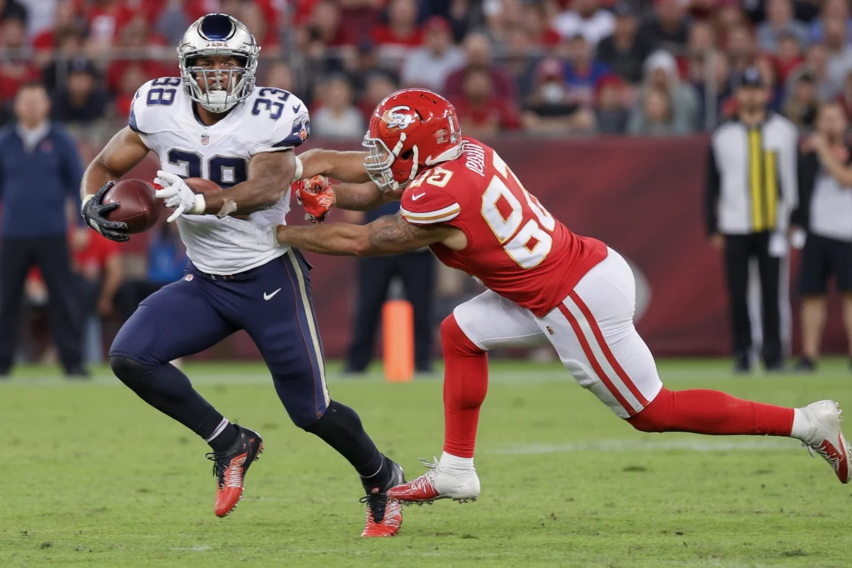 what does a football tight end do