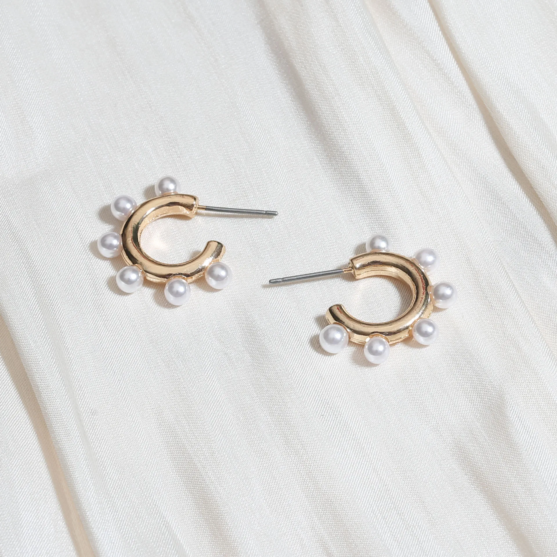 

Minimalist pearl decorate hoop earring for women jewelry