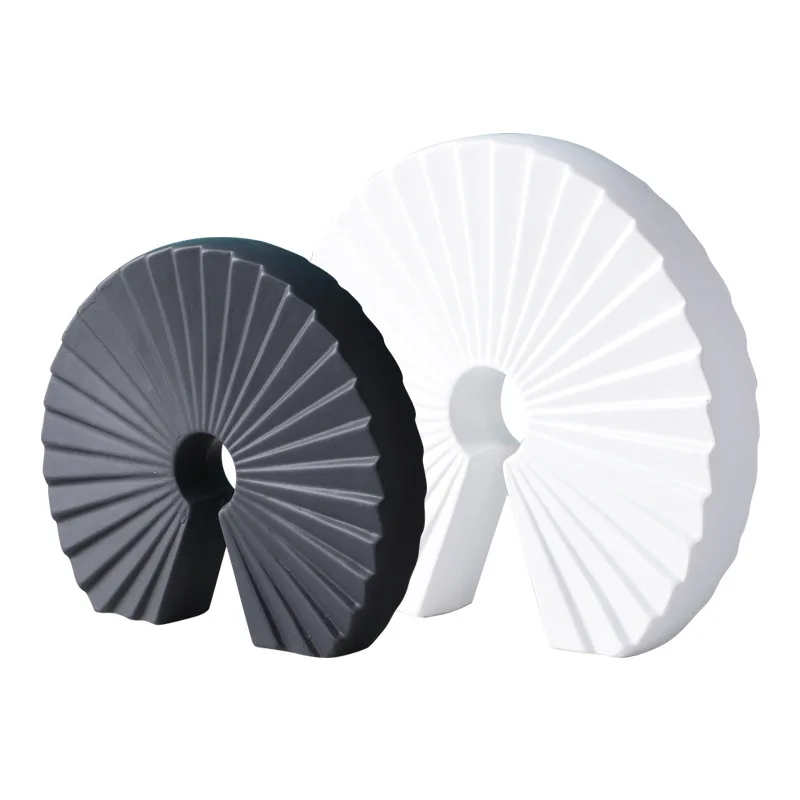

Nordic Home Decor Accessories Creative Design Fan-Shaped Black White Ceramic Office Hotel Living Room Desktop Luxury Ornament