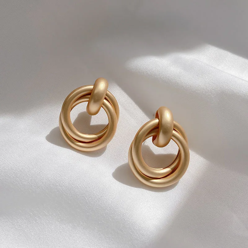 

Hot Fashion new trendy large circle exaggerated temperament high-end silver needle stud earrings, Picture