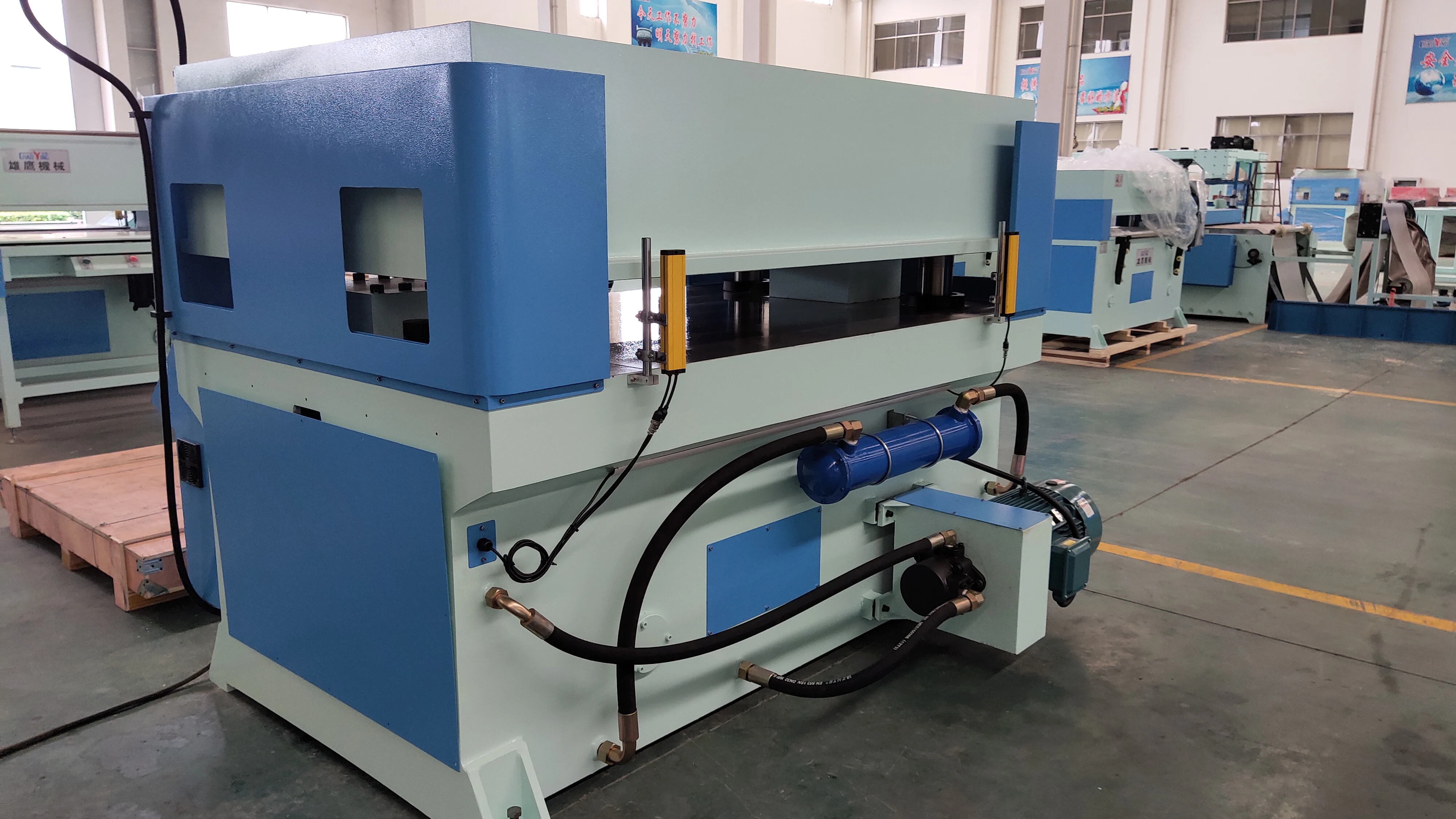 
PVC LVT EVA rubber floor hydraulic cutting machine 