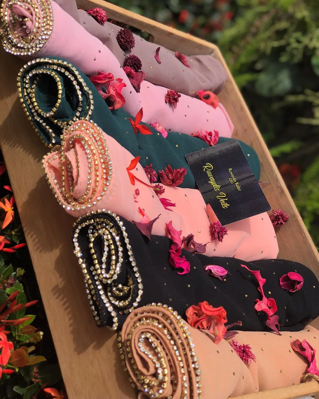 

Premium Solid Pearl Chiffon With Chain And Stone Wholesale Women Muslim Chiffon Hijabs High Quality Scarf Shawls