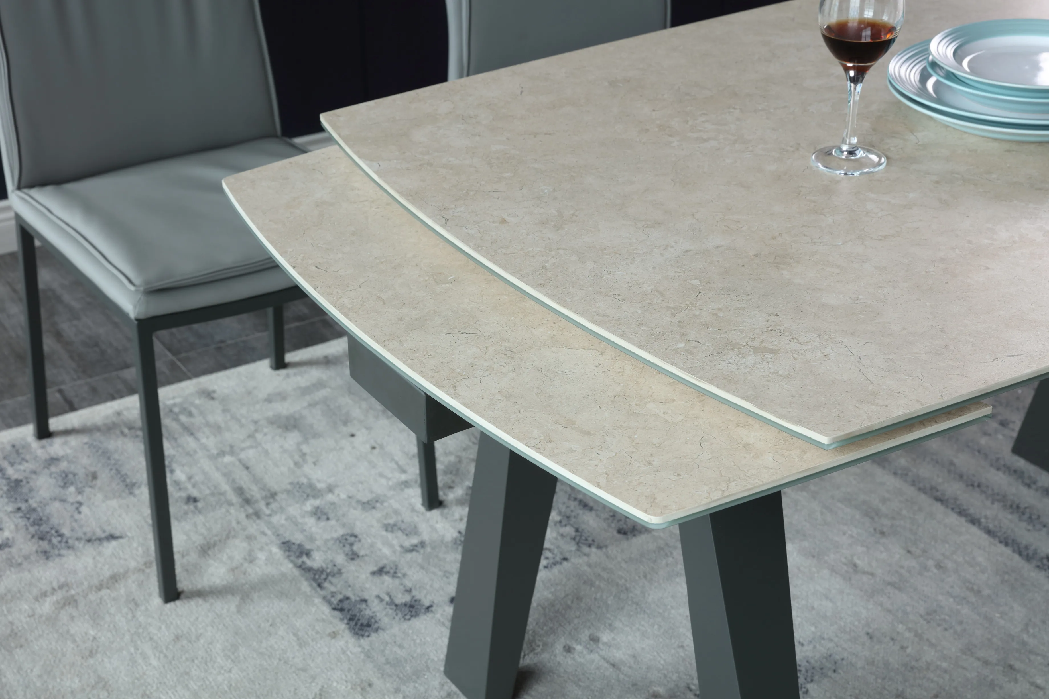 可扩展的餐桌套装