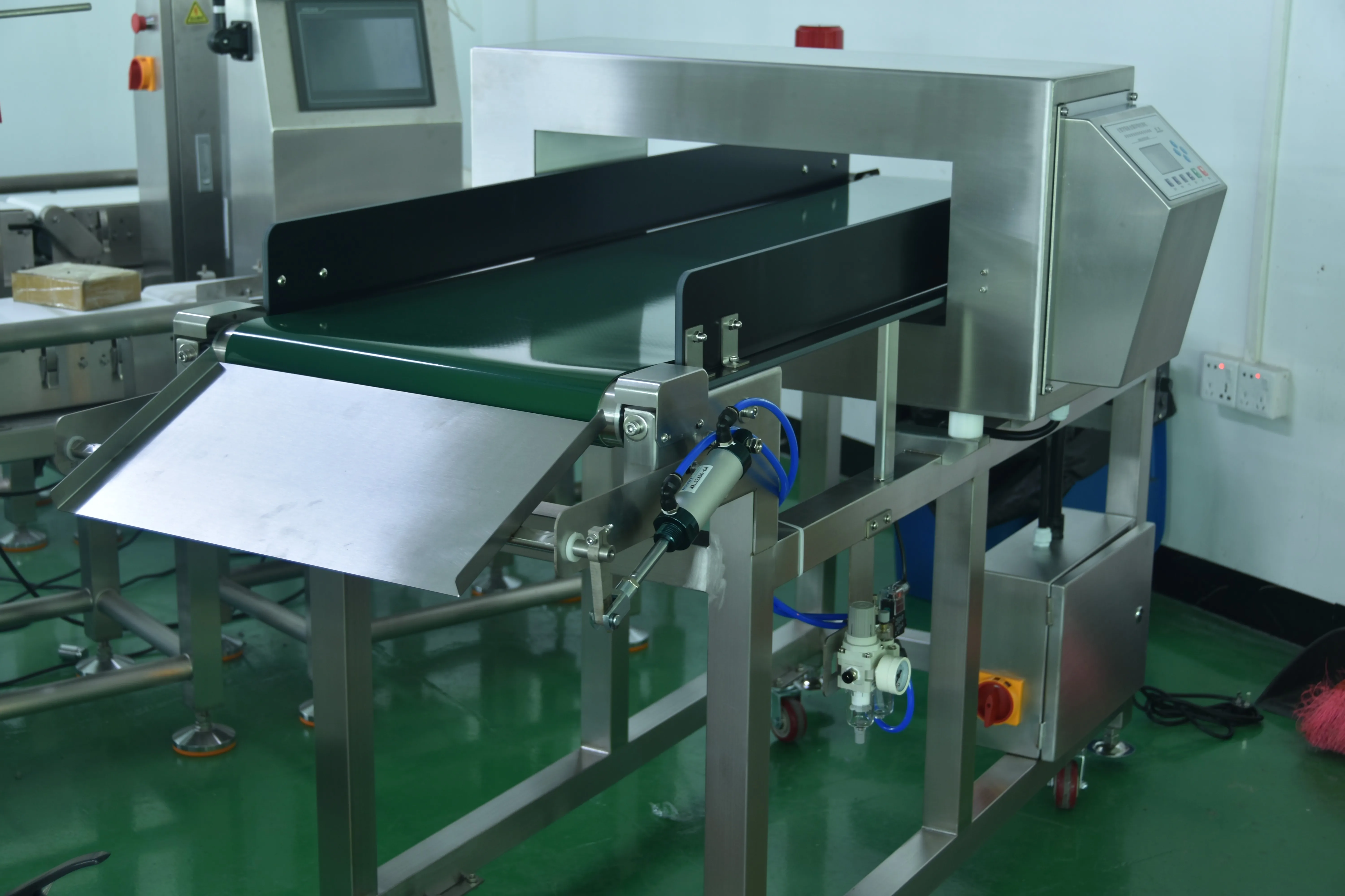 Mobile stainless steel frame with casters and leveling feet on 818