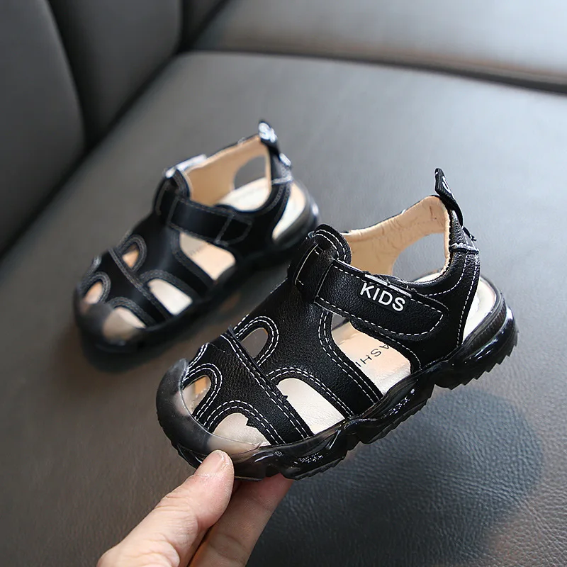 

2022 summer children's sandals casual children's Baotou anti-kick hole shoes non-slip soft bottom boys beach shoes, White/black