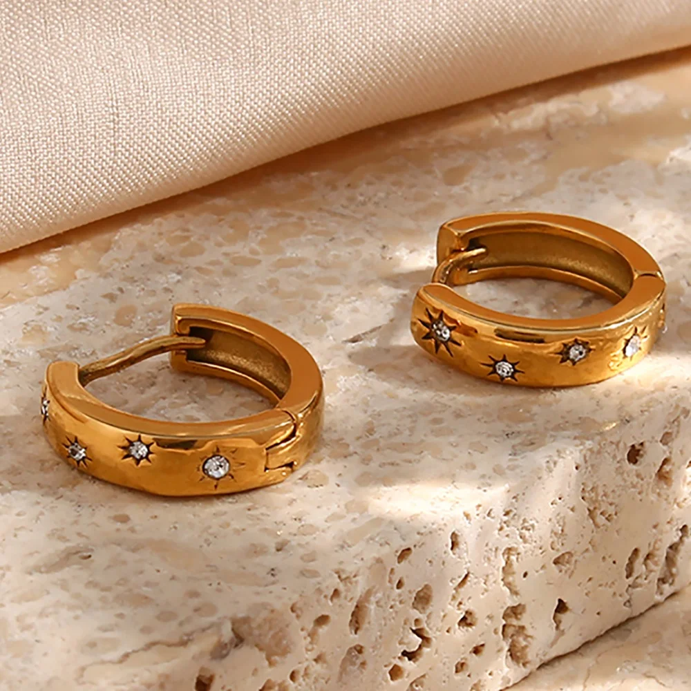 

Drop Shipping Engraved Sun Shape Huggies Earring 18K Gold Plated Stainless Steel Zircon Earring Women