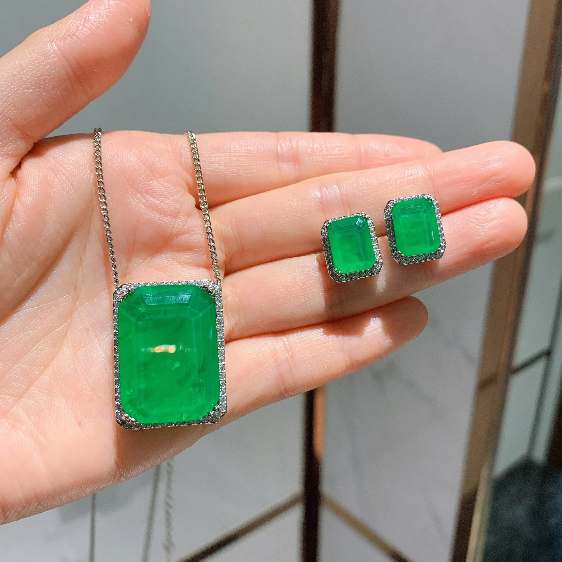 

High Quality Shiny Green Diamond Earrings Necklace Set Elegant Platinum Plated Geometric Big Rectangle Emerald Jewelry Set