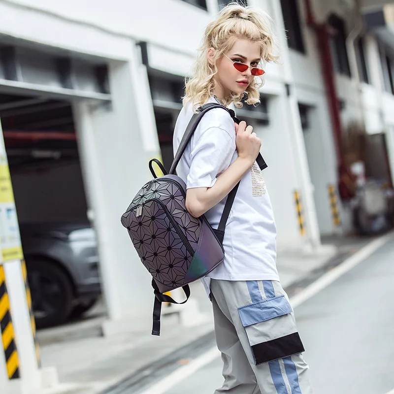 

AMIQI Wholesale Fashion high quality Luxury flash reflective PVC gradient triangle reflective geometric rainbow backpack