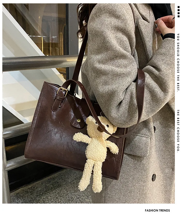 

Large capacity bear pendant belt buckle ladies tote bag 2022 new simple one-shoulder commuter bag, Black, brown, coffee