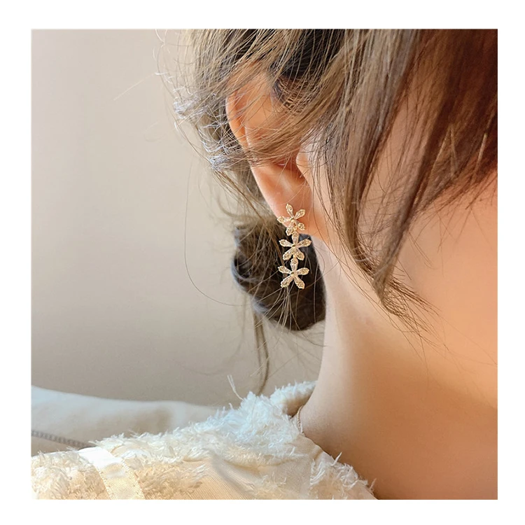 

The new S925 silver needle zircon flower earrings female Korean temperament earrings 2021 fashion advanced sense earrings, 14k gold plated