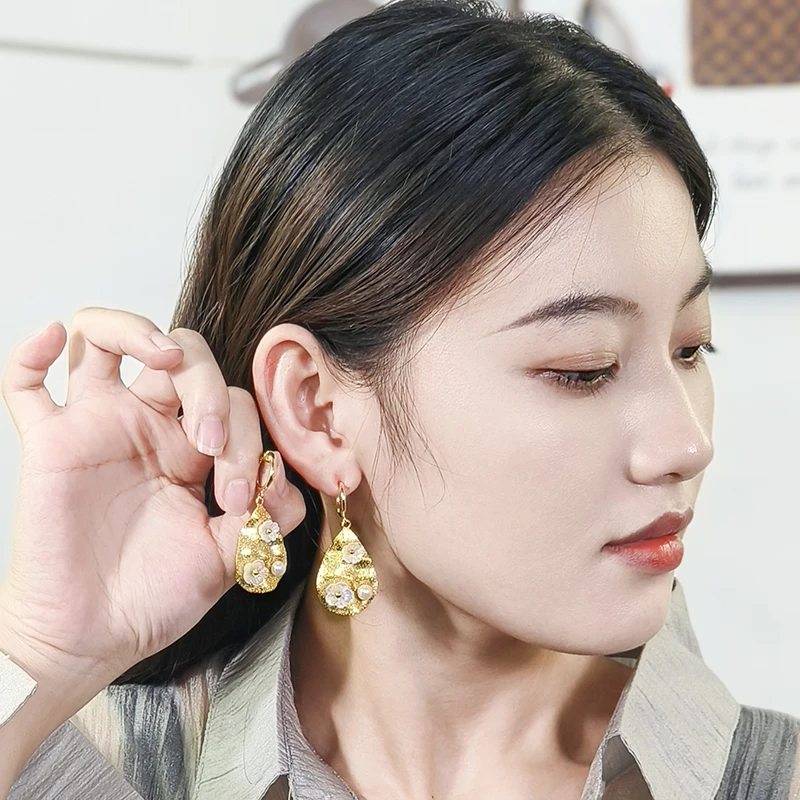 

Fashion style Tear drop-shaped pleated gold tassel earrings personalized niche long earrings versatile