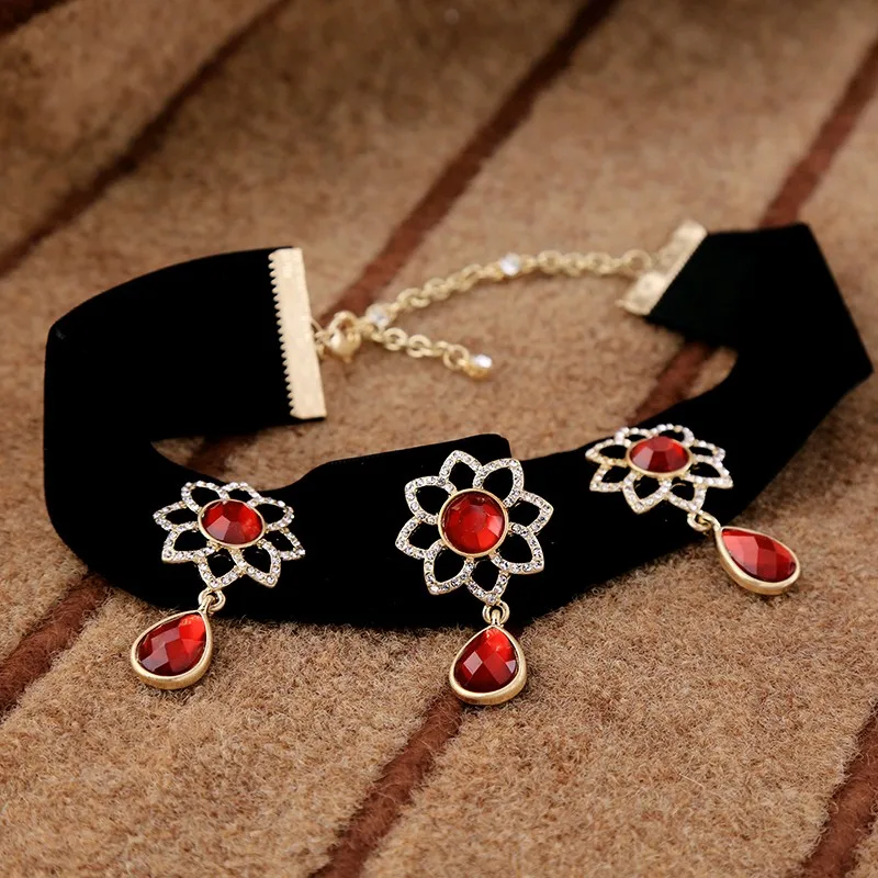 

xl02128 Ruby Teardrop Three Flower Charm Width Velvet Choker Necklace