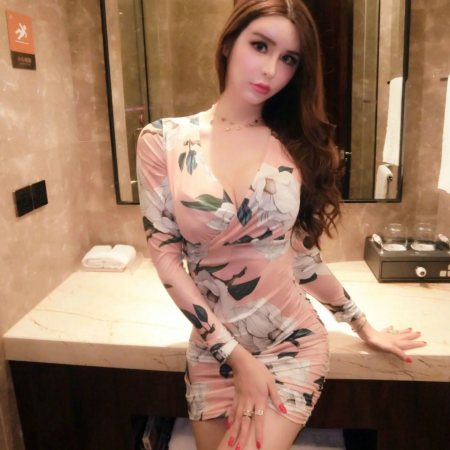 

Celebrity temperament soft pink deep V-neck low chest pleated cover belly tight buttock print dress