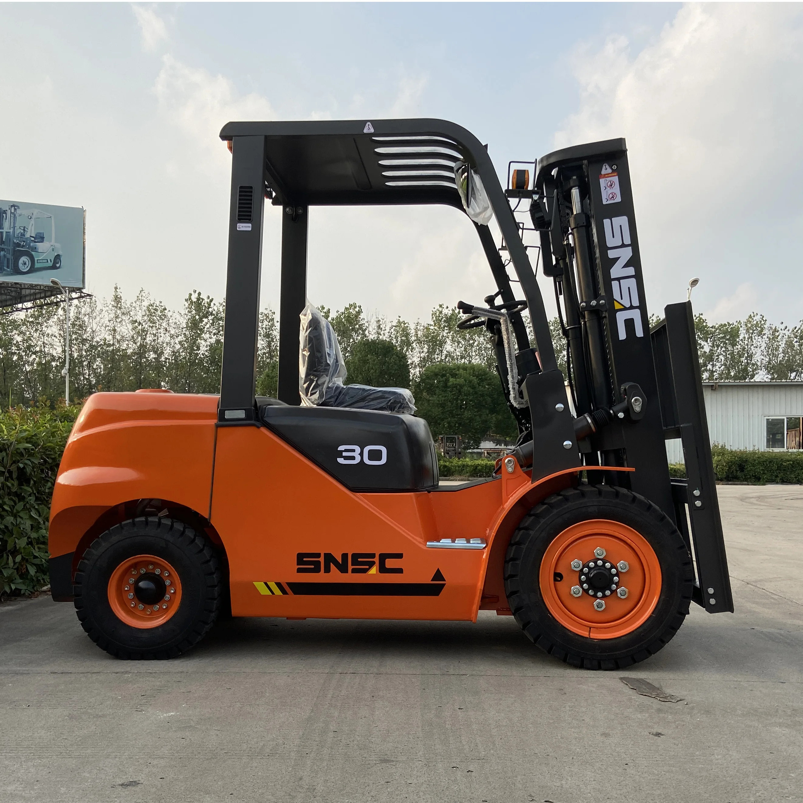 中国3吨柴油叉车五十铃发动机c240