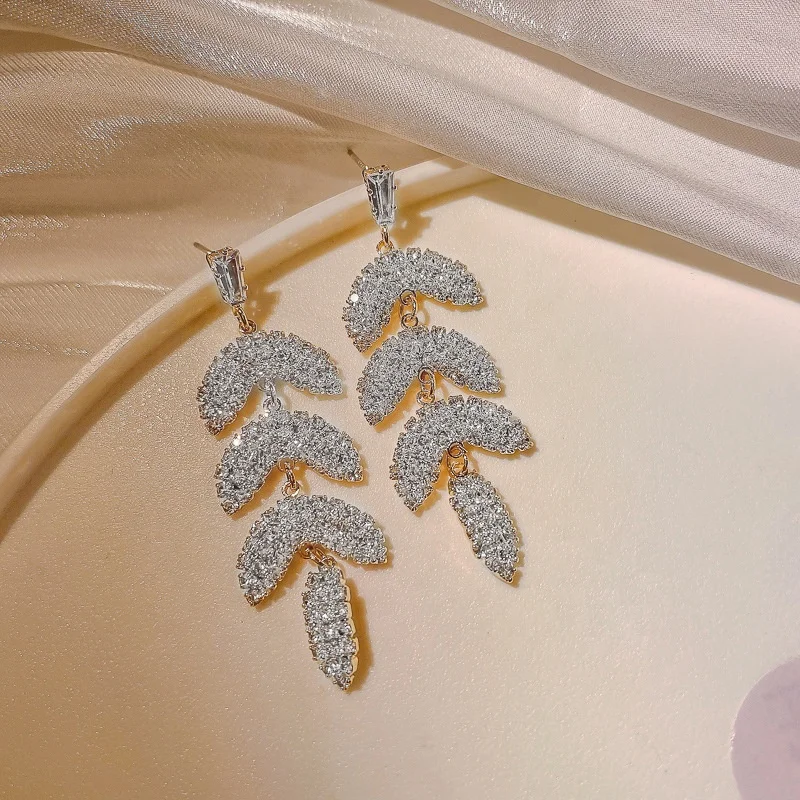 

Vintage Luxury Leaf Pendant Earrings for Woman Bride Wedding Statement Earrings Girl Jewelry Accessories Gift, Picture shows