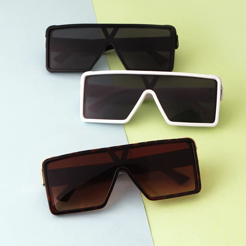 

Trendy new square frame one-piece sunglasses with personality and personality. Men's large frame sunglasses cross-border glasses