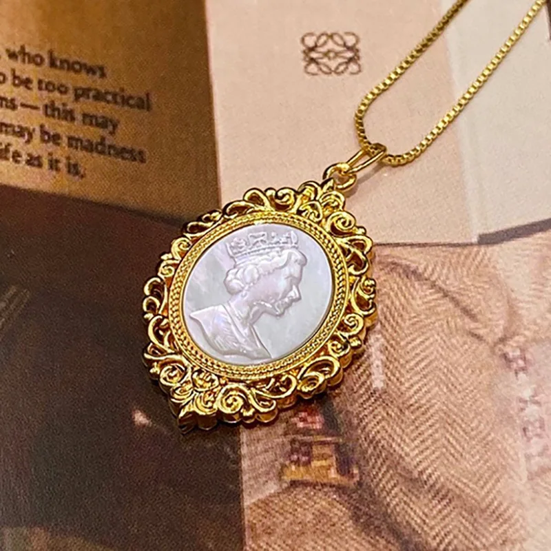

Luxury Fashion Pure 18K Gold Queen Charms Pendants Necklace Women Ladies Bridal Engagement Wedding Jewelry