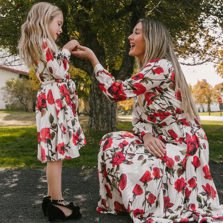 

New Styish Spring Long Sleeve Print Flowers Mom and Daughter Princess Dress Family Matching Outfits, Picture shows