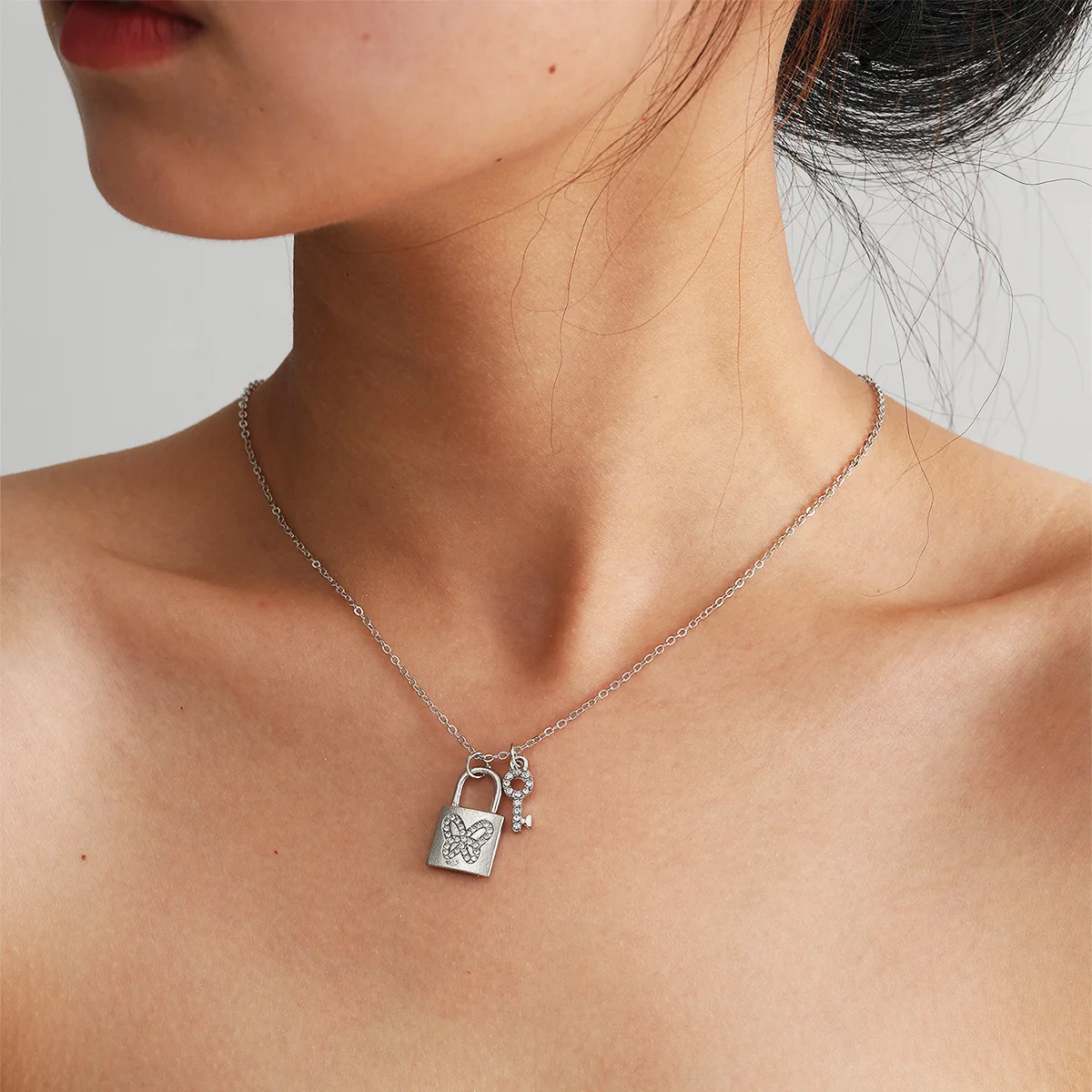 

2020 Trendy Women Micro Diamond Lock Pendant Gold Plated Necklace Retro Minimalist Glitter Small Butterfly Necklace