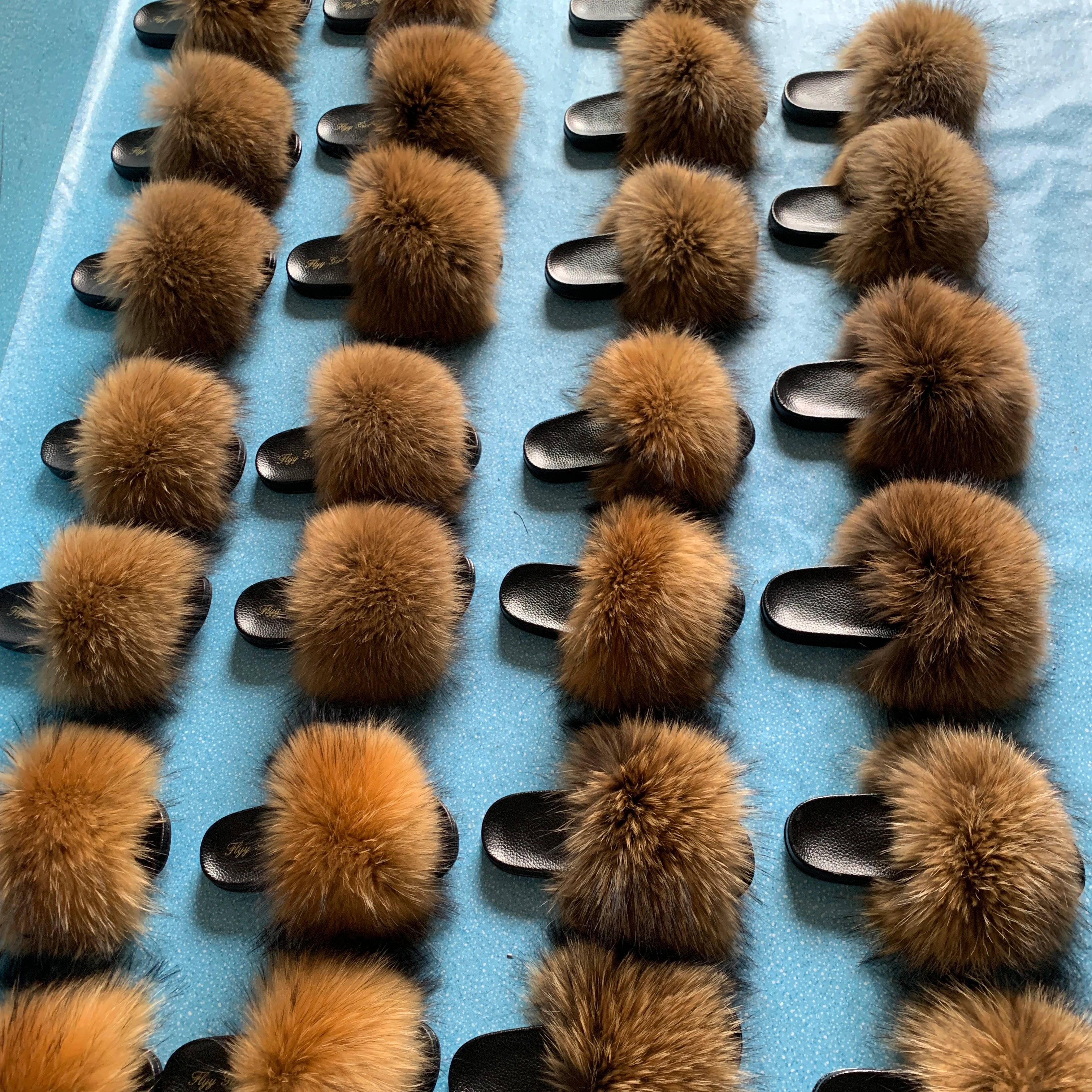 

Wholesale pricefur slipper outdoor slider sandals real fur slippers flush soft raccoon fur fox fur slides for women Quick Shipp, Pink,yellow,white,black,green,or custom