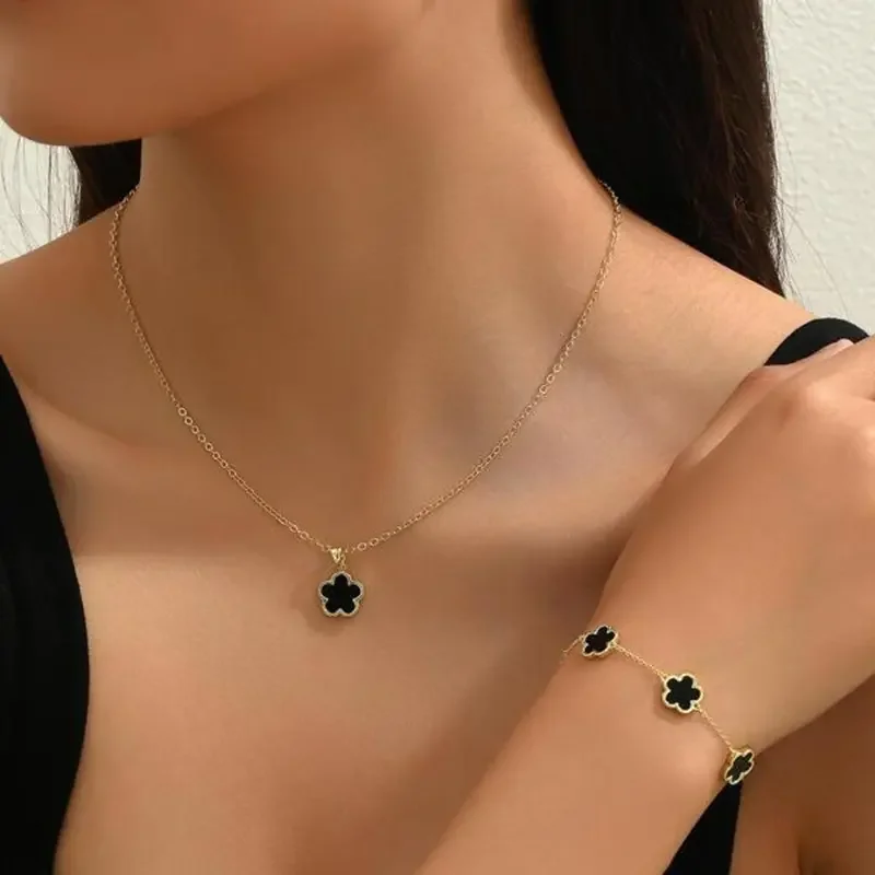 Clover necklace