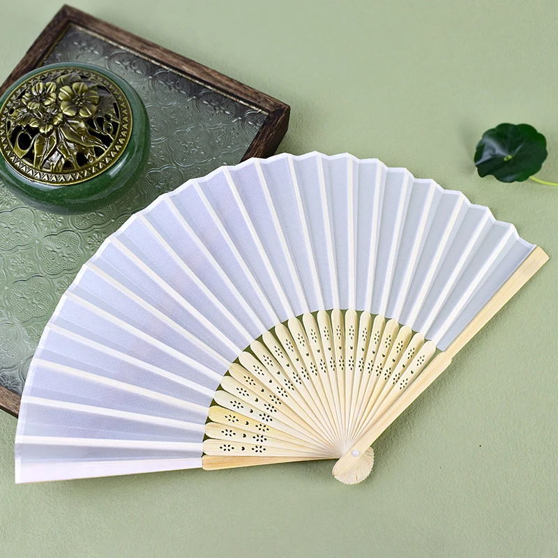 

Factory Price Cheap Bamboo Handle White Silk Wedding Party Fabric Silk Hand Fan Bamboo Fan Bride Wedding Favors Gifts