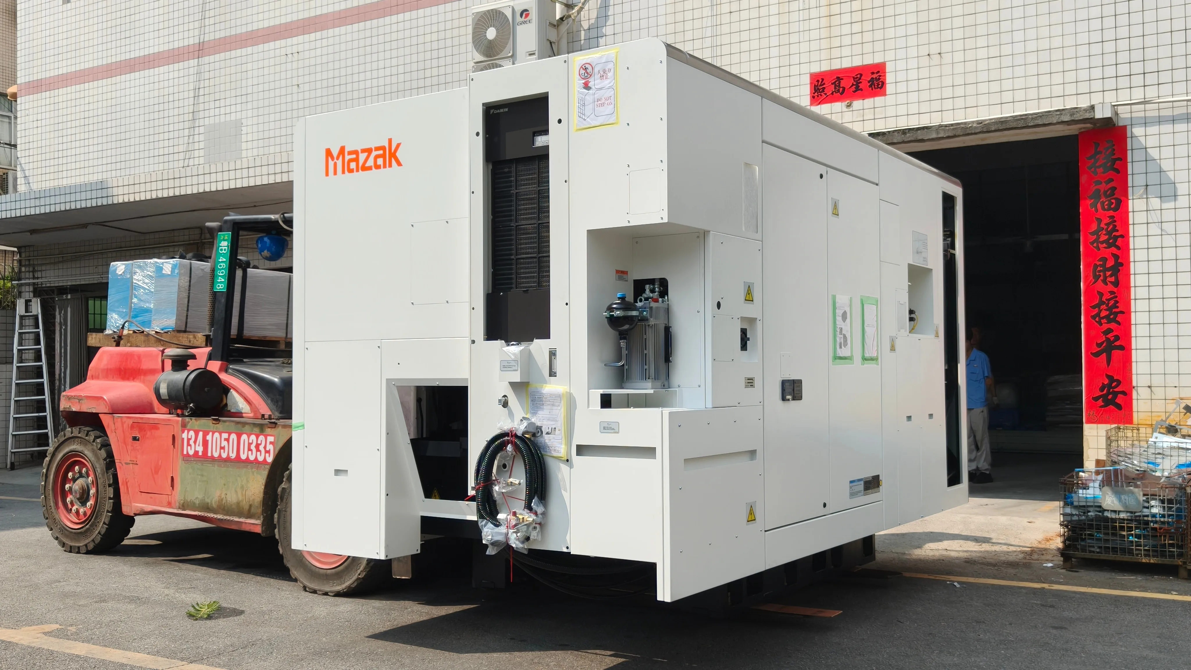 Mazak VARIAXIS i-700 NEO 5-axis machining center arriving at Runpeng Precision Hardware factory in Shenzhen